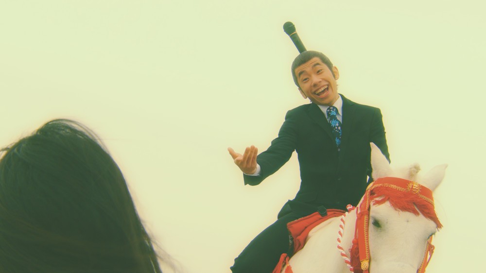 ポニーに乗った織田さんは、満面の笑みで少女に「乗ってかない？」と声を掛ける