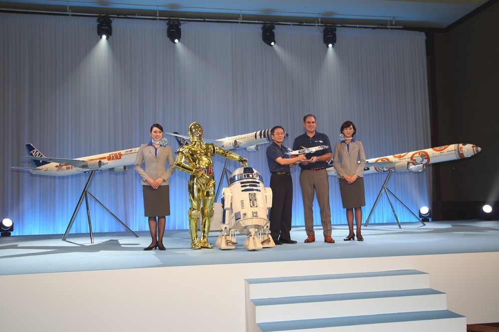 ANAの篠辺修社長（中央）は「将来は宇宙を目指した航空会社に」と意気込んだ

