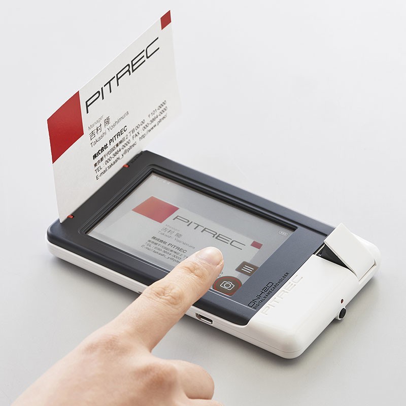 名刺の読み取り・管理・活用を1台で　キングジムからデジタル名刺ホルダー「ピットレック DNH20」