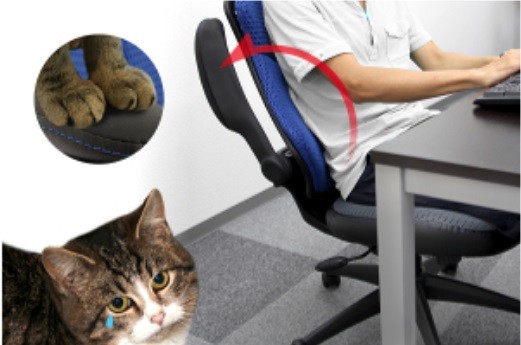 肘掛も跳ね上げられる