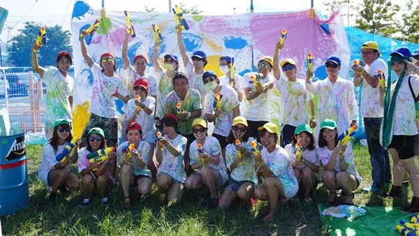 ASOBIBAホームページ、「COLOR GUN」写真レポートより、ゲーム後の記念撮影。