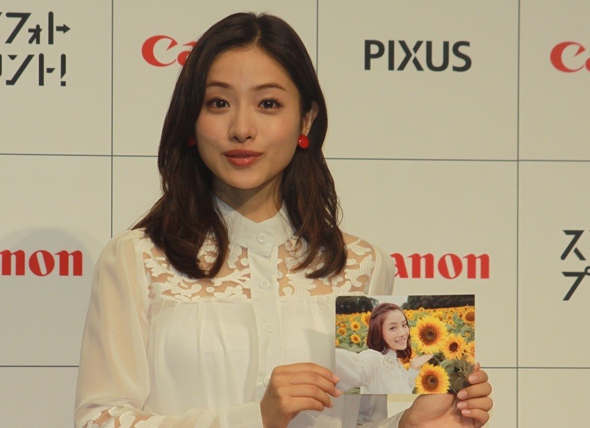 石原さとみ、自撮りに「いいじゃん！」連発...「ピッ！」っとプリント　キヤノンPIXUS新CM