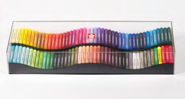 クレパス誕生90年記念、サクラクレパス90色セット　飾って楽しめる特別仕様