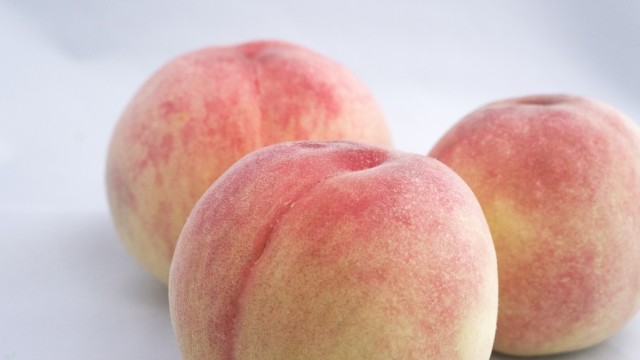 食品保存に「アルミホイル」が大活躍！　桃を1か月延命させることも可能