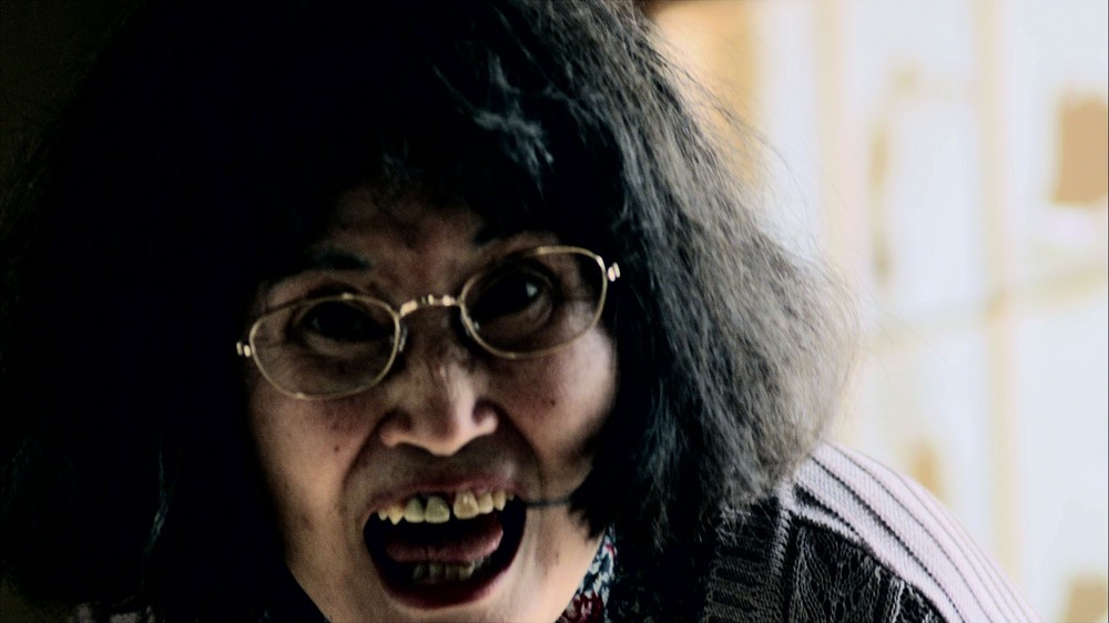 暴れるおばあさん