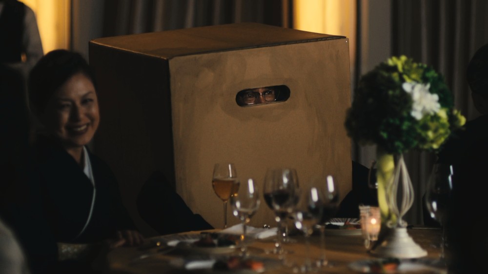 メタルギアシリーズの象徴である段ボールをかぶって結婚式に臨む花嫁、花婿と、花嫁の父親