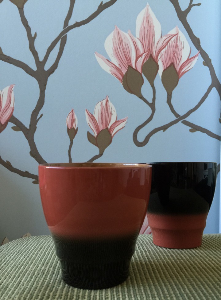 食器洗い機にかけられる漆塗りカップ　秋冬限定カラーは黒と桃色のグラデーション