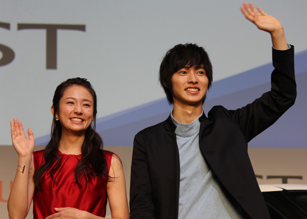 ダイハツ「キャスト」のCM発表会に出席した木村文乃さん（左）と山崎賢人さん