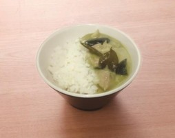 第2の「シャリカレー」!?　はま寿司から登場、シャリで食べる「グリーンカレー」【レビューウォッチ】