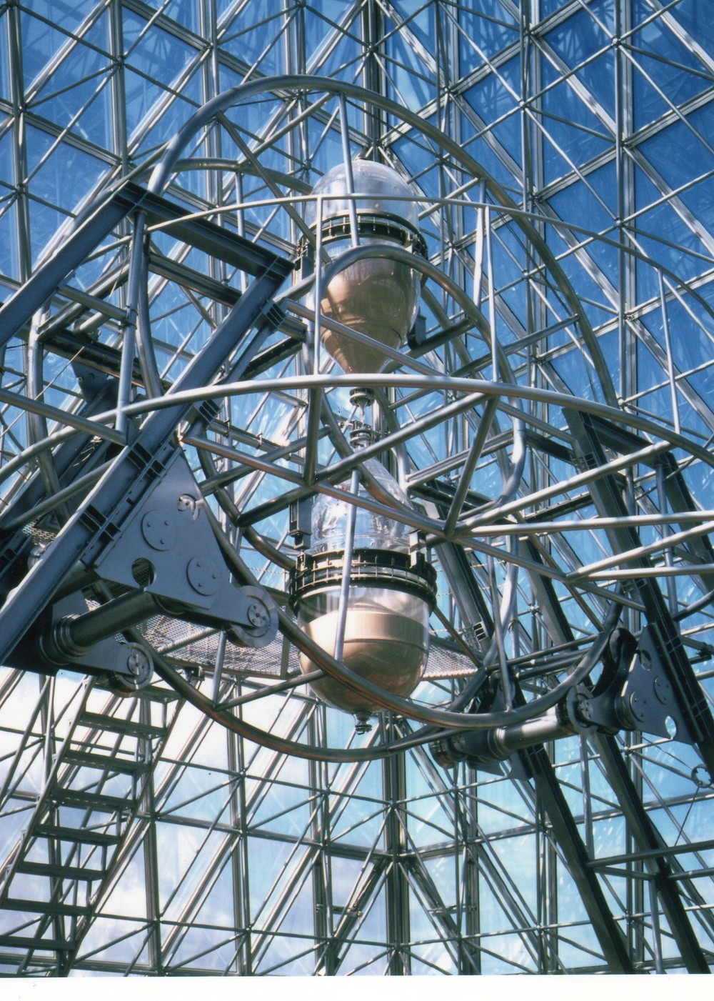 「最大の砂時計」　島根県大田市の仁摩サンドミュージアム　全長5.2メートル、直径1メートル