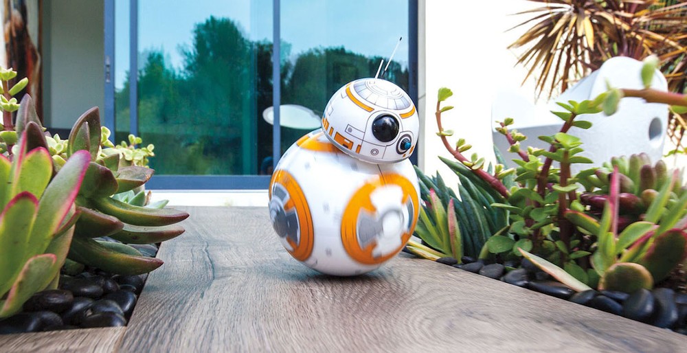 スマホで操作　「スター・ウォーズ/フォースの覚醒」ドロイドのスマホトイ「BB-8」