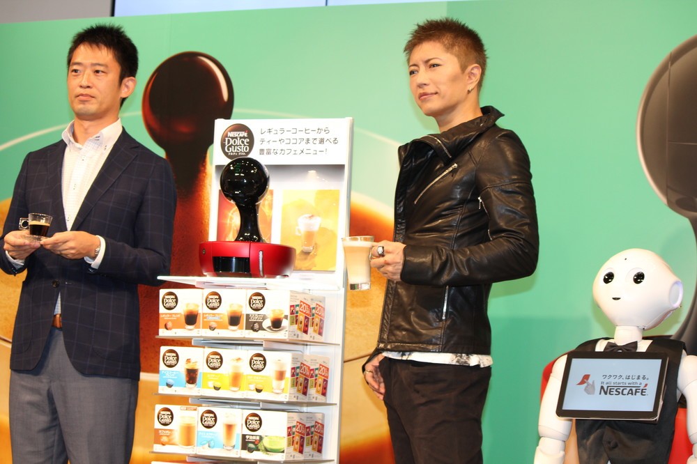 ネスレ日本の大谷謙介部長（左）を交えて3人で