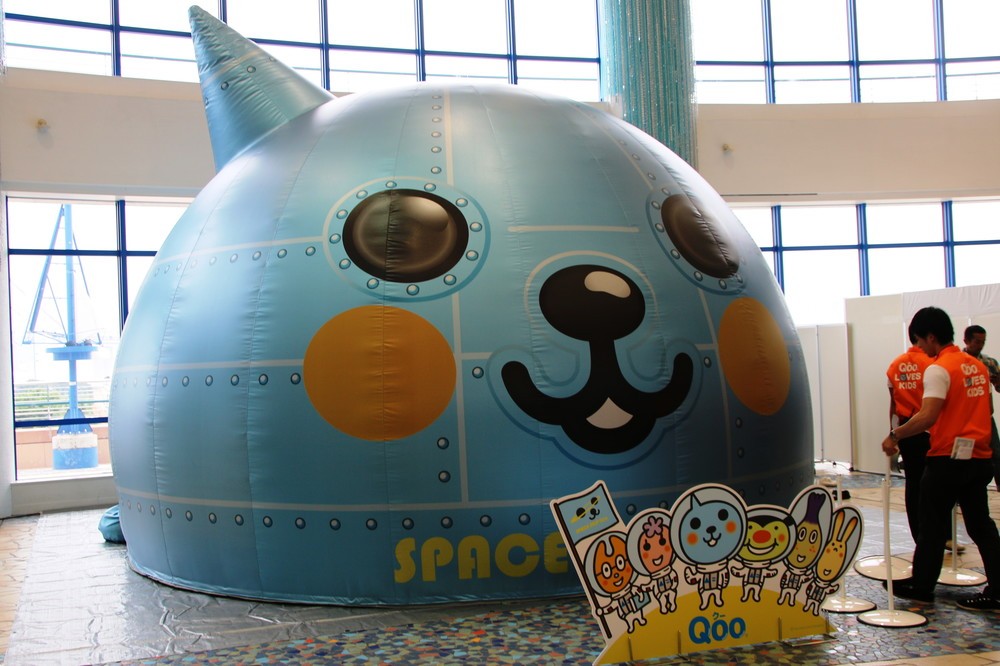宇宙船「SPACE SHIP Qoo」に乗り込む