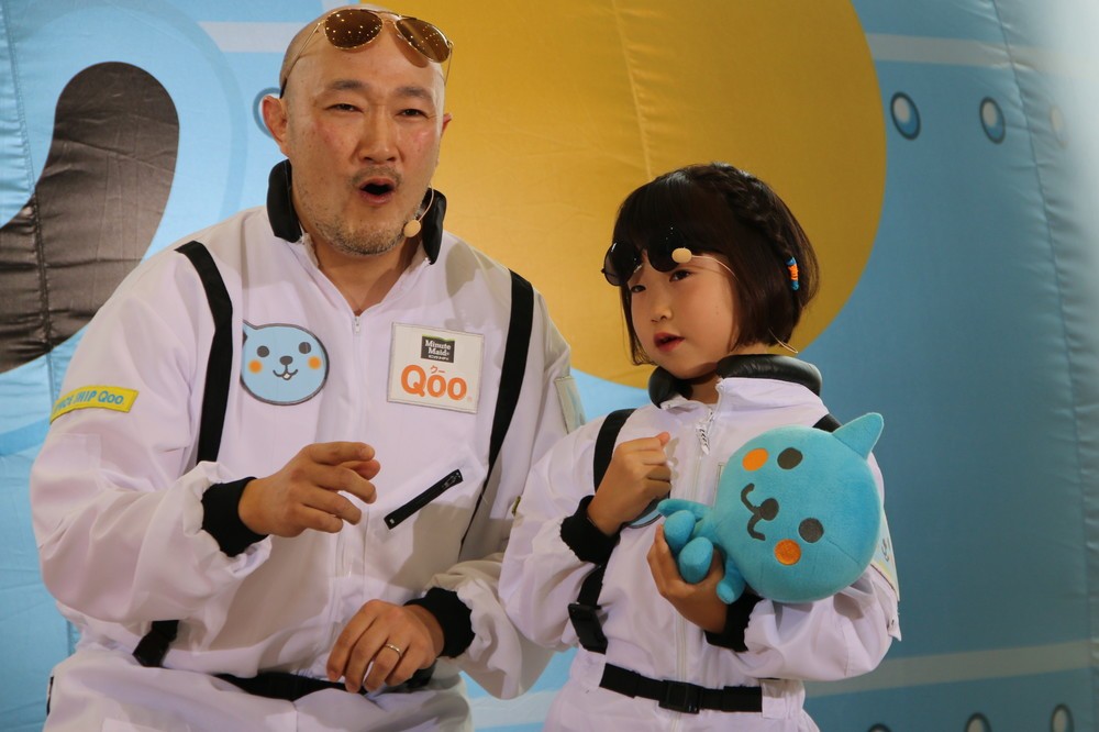 登場時には親子一緒に「サングラス芸」を披露