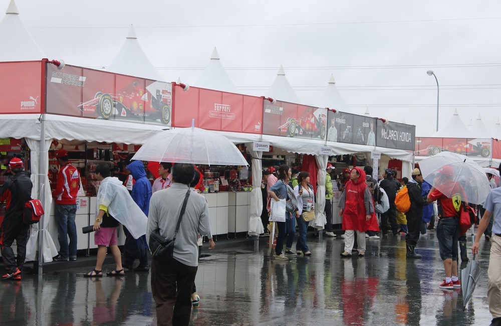 サーキット内は多くのブースが展開された