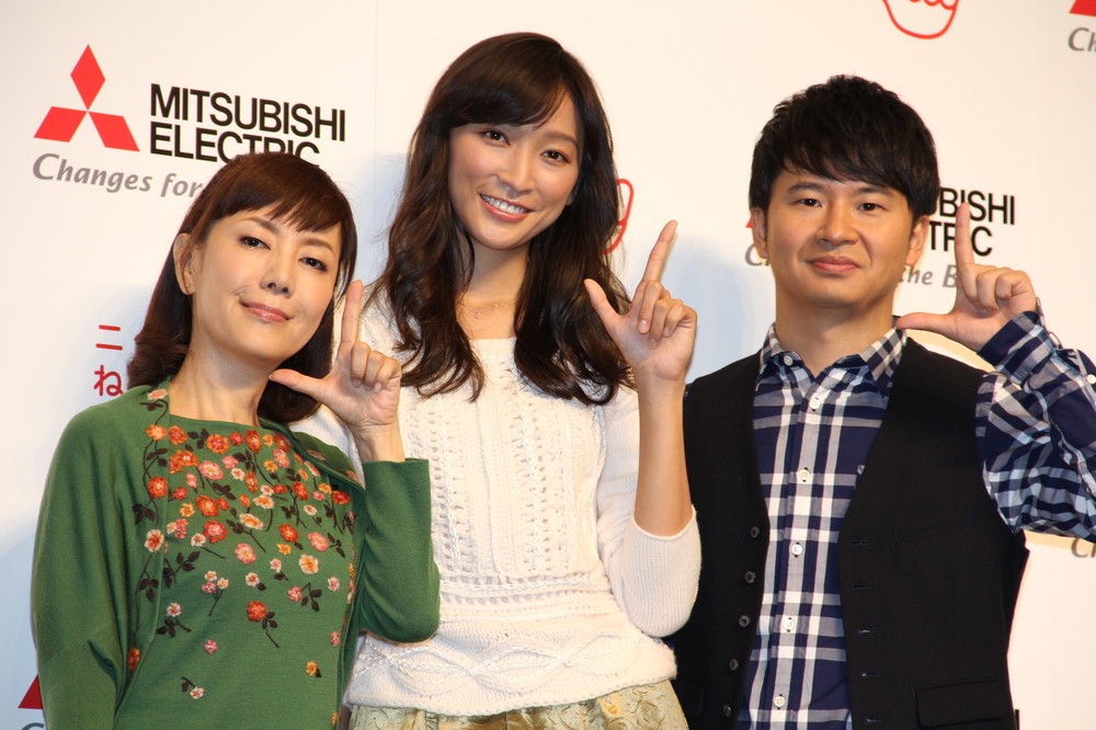 三菱電機「ニクイねぇ！」CMシリーズに出演中の（左から）戸田恵子さん、杏さん、若林正恭さん