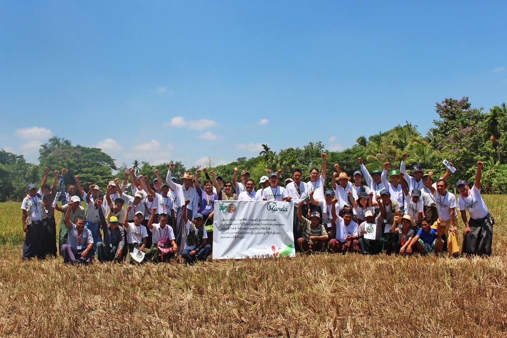 ミャンマーで農業支援にあたる万田発酵社員と現地農家の人々