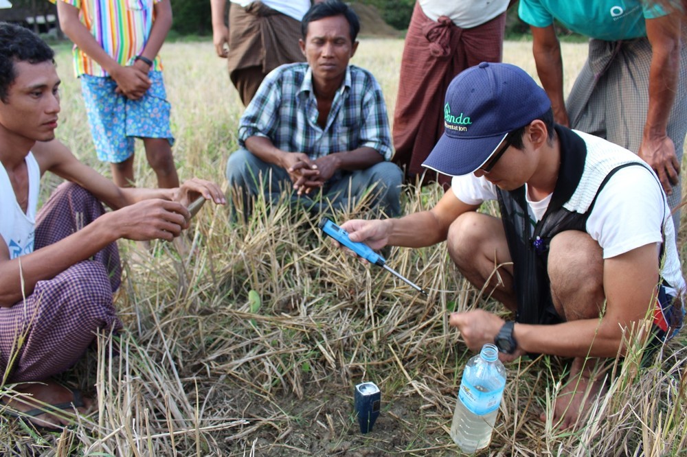 「万田31号」の使い方や技術指導を行う万田発酵社員