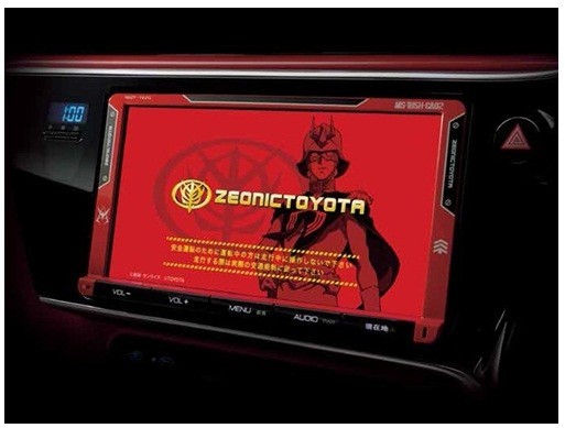 グレードアップした「専用ナビ」。シャアによる音声案内に加え女性キャラクター「ララァ」を追加