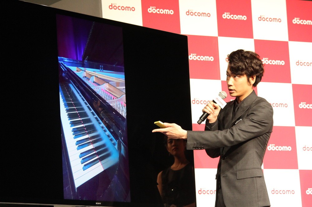 自ら撮影したピアノの画像を例に、4Kカメラについて熱弁する綾野さん
