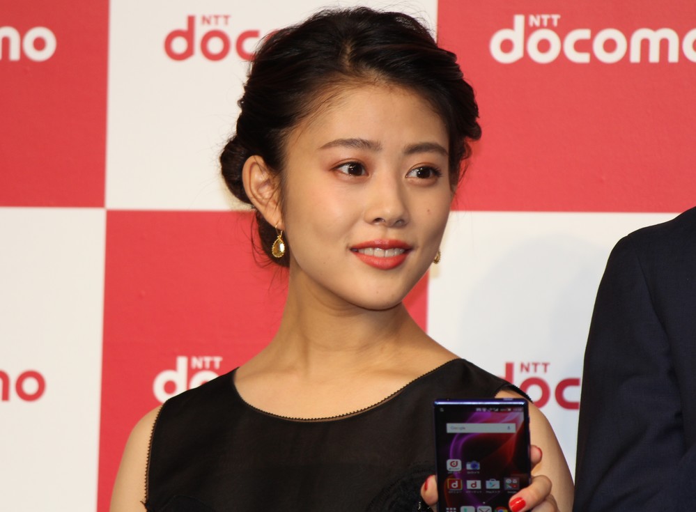 高畑さんは進化した高速通信で「動画を素早くダウンロードできるので休憩時間などに楽しみたい」