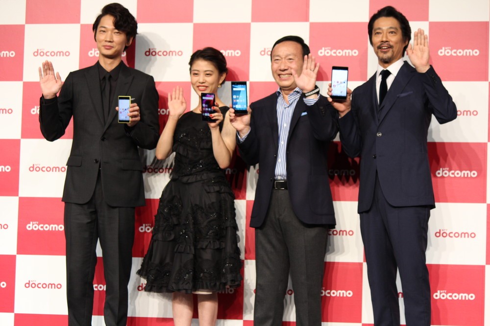 NTTドコモの加藤社長（右から2人目）は綾野さんに「次のプレゼンはお願いします」
