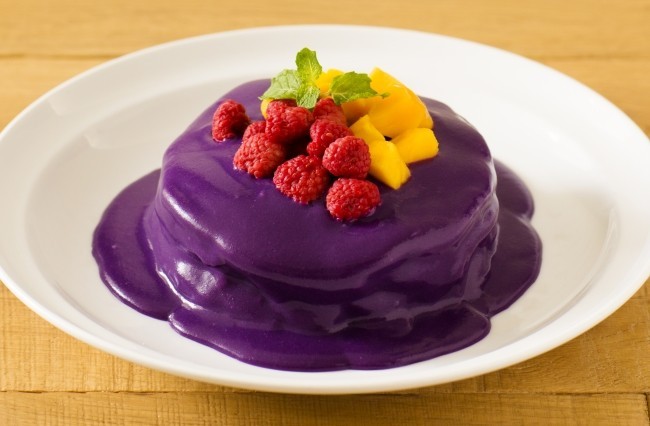 紫イモで怪しい夜をイメージ　EGGS 'N THINGS の「HALLOWEEN SPECIAL PANCAKES」