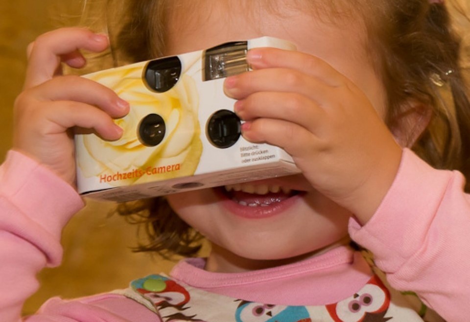 懐かしの「使い捨てカメラ」が今人気　レトロな仕上がり、現像までのワクワクが再評価