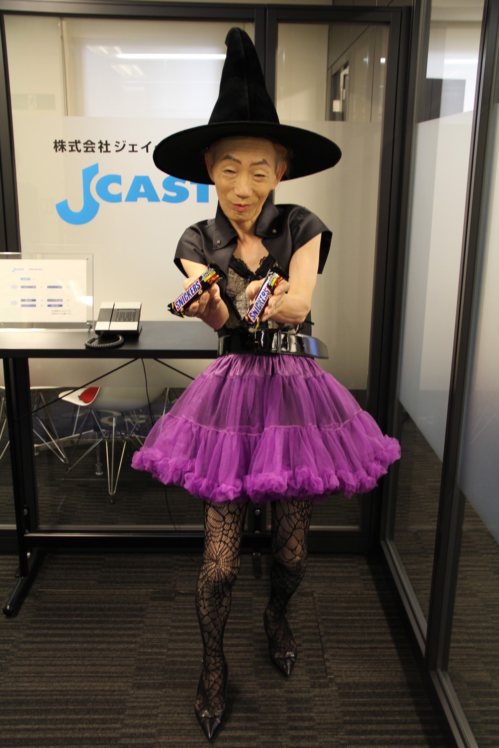 え、魔“女”…？　スニッカーズのキャンペーンの「ハズレ」動画に登場する