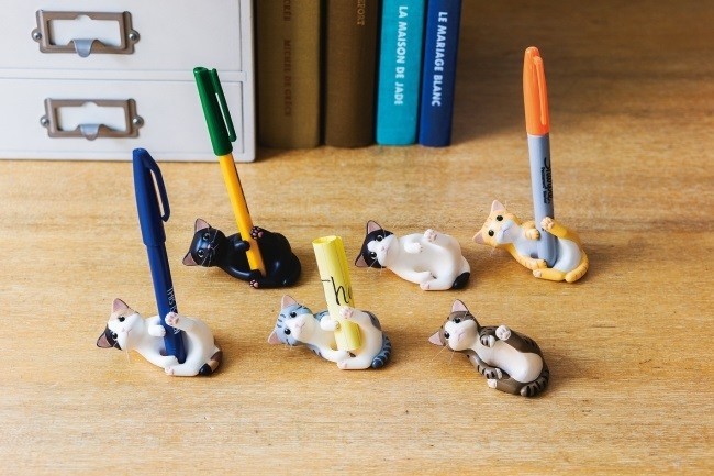 猫がペンをギュッとしてはなさないスタンド　6種類を毎月一つずつお届け