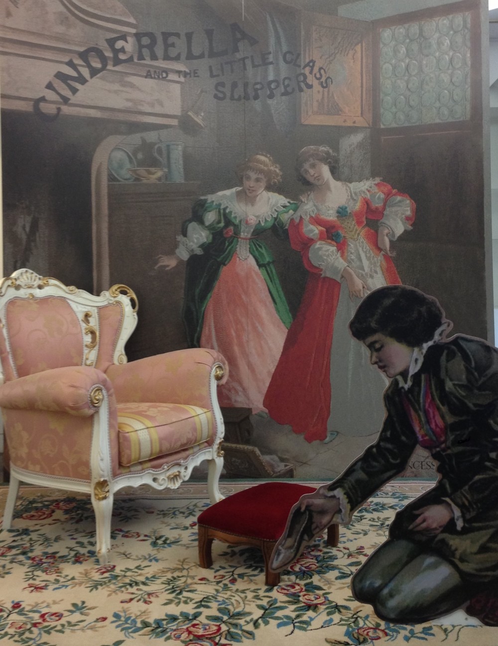 撮影コーナーでは、椅子に座るだけで「シンデレラ」になれる！　.A N）PRINCESS MUSEUM