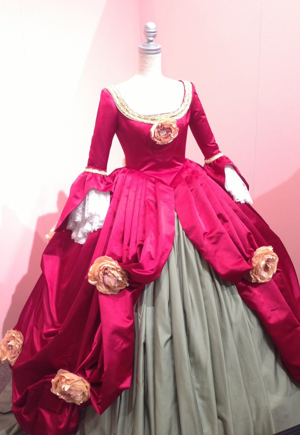 1850年代のシンデレラのドレスを再現　.A N）PRINCESS MUSEUM