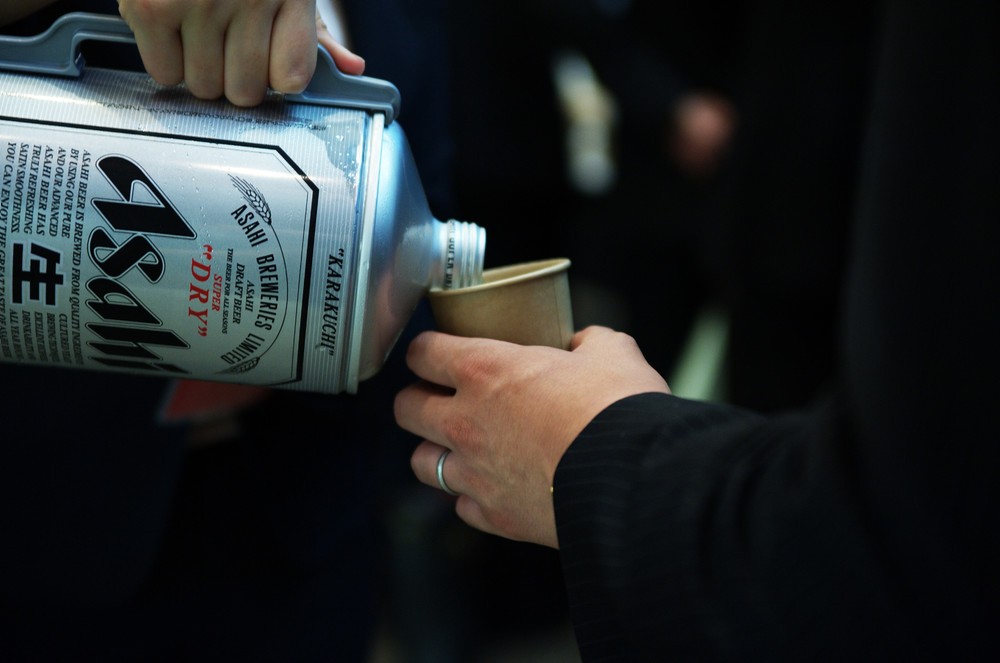 釈由美子が缶ビールを注いでくれる！　13年前のロボット「釈お酌」、結婚発表で再び脚光