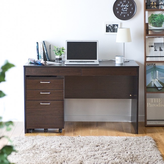 家庭でもオフィスでも場所を選ばず使用できる耐水性に優れた木製デスク＆デスクワゴン