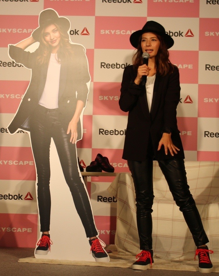 スカイスケープのグローバルアンバサダー、スーパーモデルのミランダ・カーさんの等身大モデルと対面したスザンヌさん