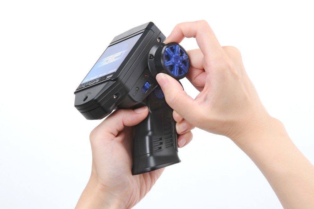 ハンドルを切ると車体がタイヤをスライドさせながら向きを変えて曲がる