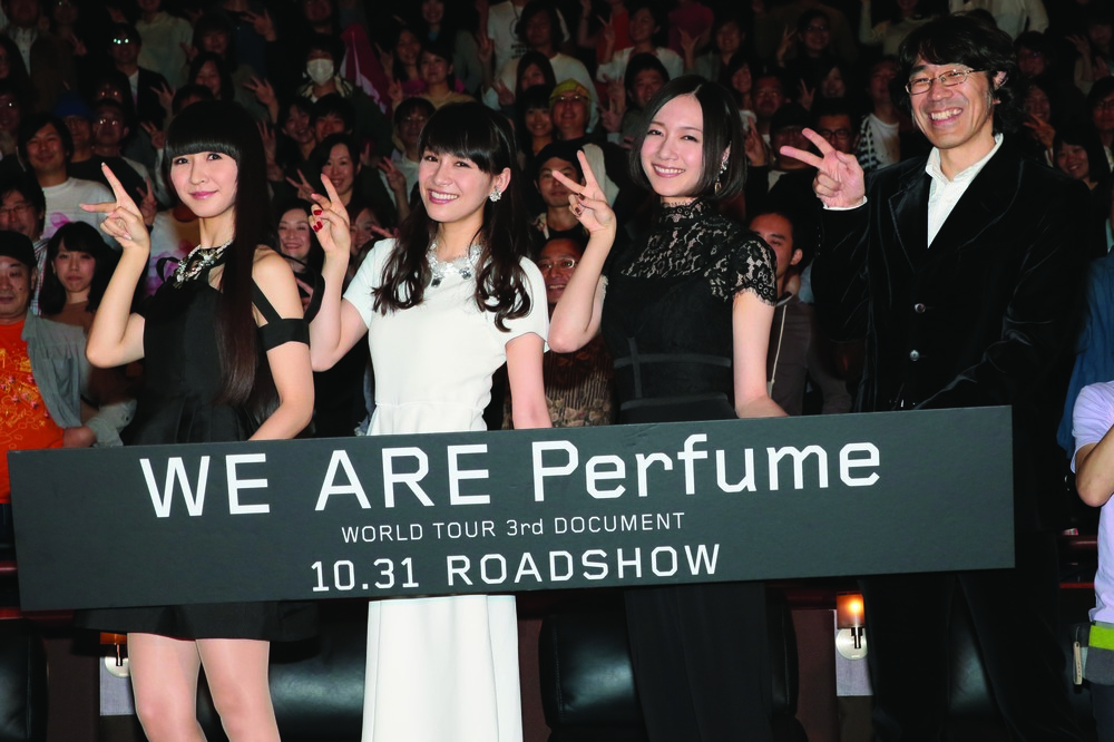 舞台あいさつに臨むPerfumeの3人（左から樫野さん、西脇さん、大本さん）と佐渡岳利監督 (C)2015 TIFF