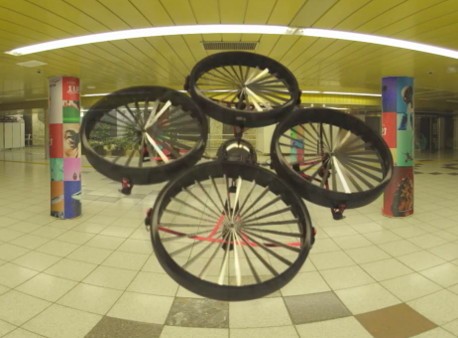 目前に迫るドローン！（体験イメージ）