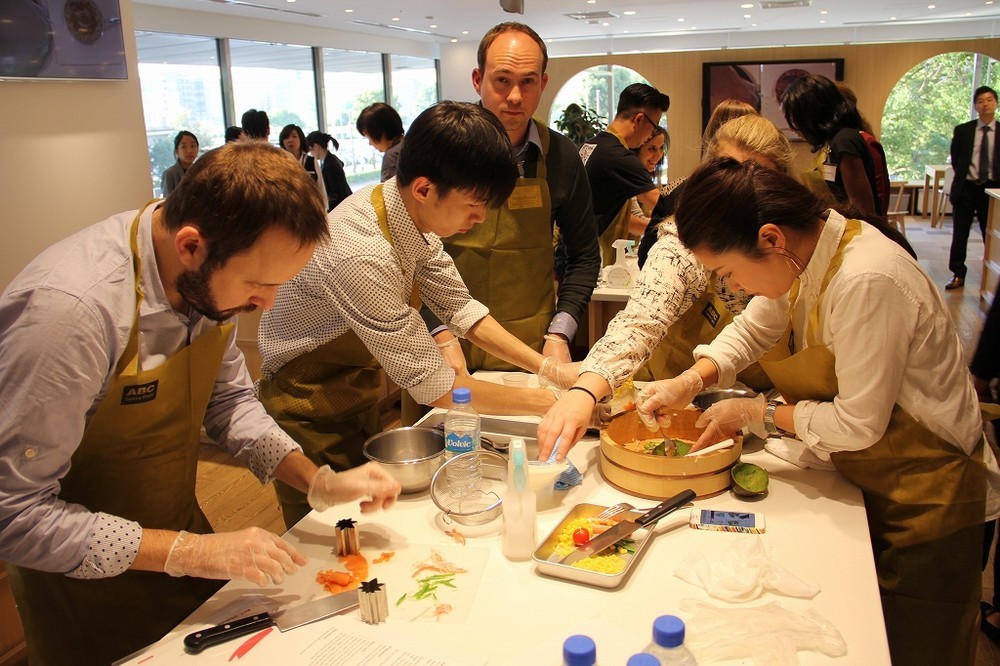 5～6人ずつの班に分かれ、役割分担しながらオリジナルの「ちらし寿司」を作り上げる