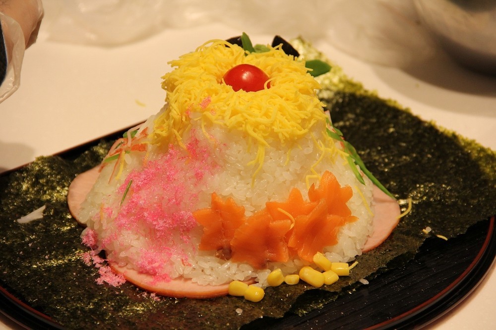 調理途中のちらし寿司2　酢飯を盛り、富士山を立体的に表現