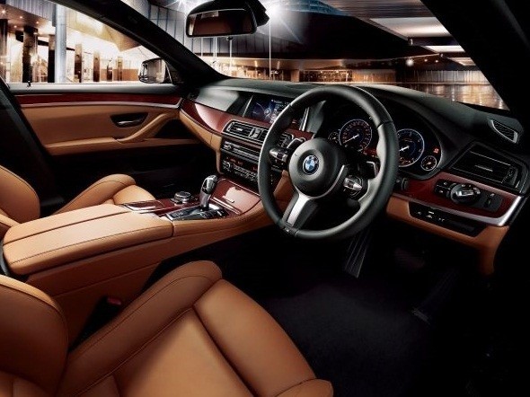 上質で落ち着いた雰囲気のコンサート・ホールを彷彿