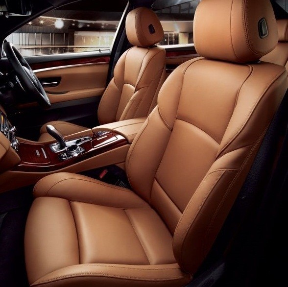 シートは南ドイツ産の大型牛から採れる面積の広い上質な牛革を使用