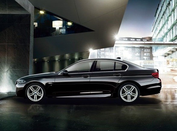 MAESTROを彷彿とさせるブラック・サファイアのボディカラー