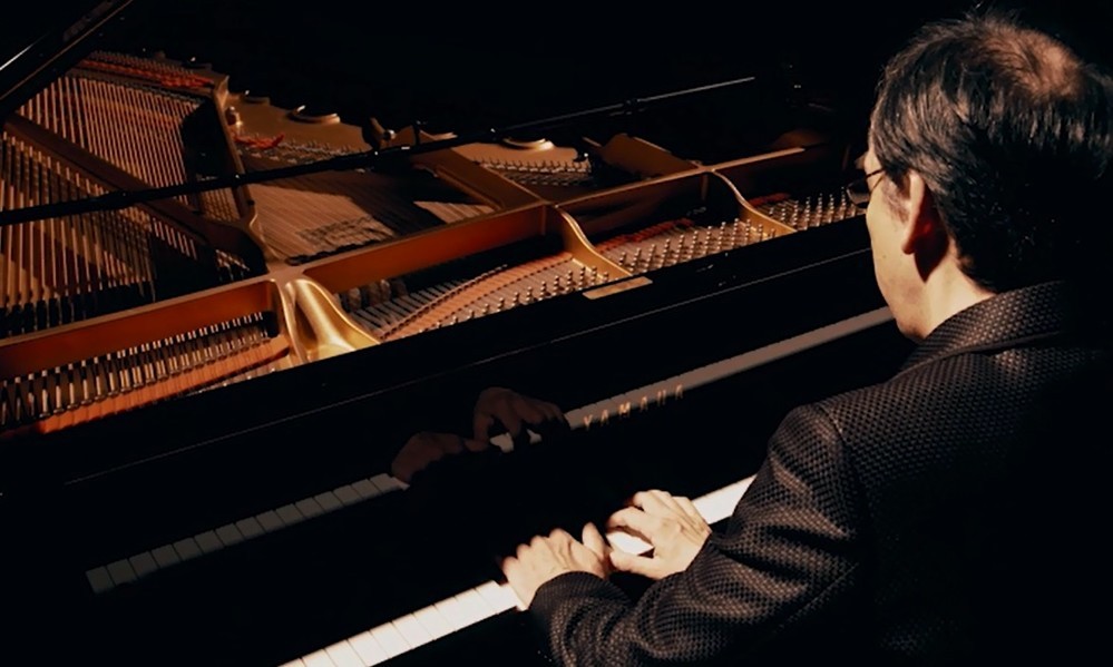 即興でピアノ演奏