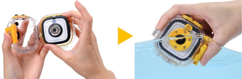 付属の防水ケースに入れて(左)→水中撮影が可能