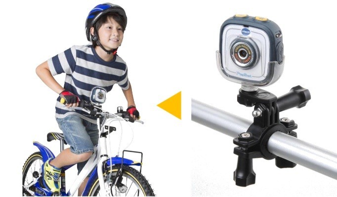 付属の「自転車用マウント」にセットして(右)→自転車に乗りながら撮影が可能