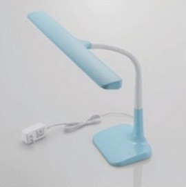 超ワイドな発光部で広域面を均一に照らす！　学習用LEDデスクライト