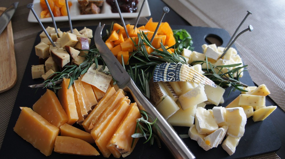 プレートに盛られた数々の種類のチーズ