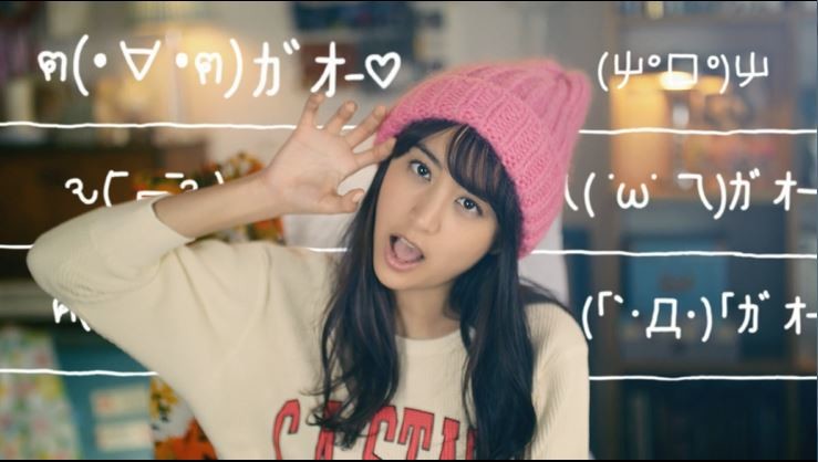 山本美月の「顔文字モノマネ七変化」が超可愛い！　悶絶しながら恋愛メール術まで学べちゃう「Simeji」のウェブ限定ムービー