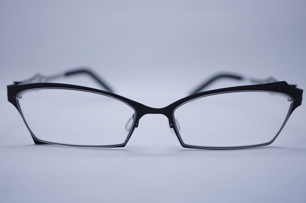 左右非対称の眼鏡「レチルド」